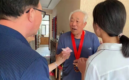 傳遞光榮與溫暖，“光榮在黨50年”紀(jì)念章送上門(mén)